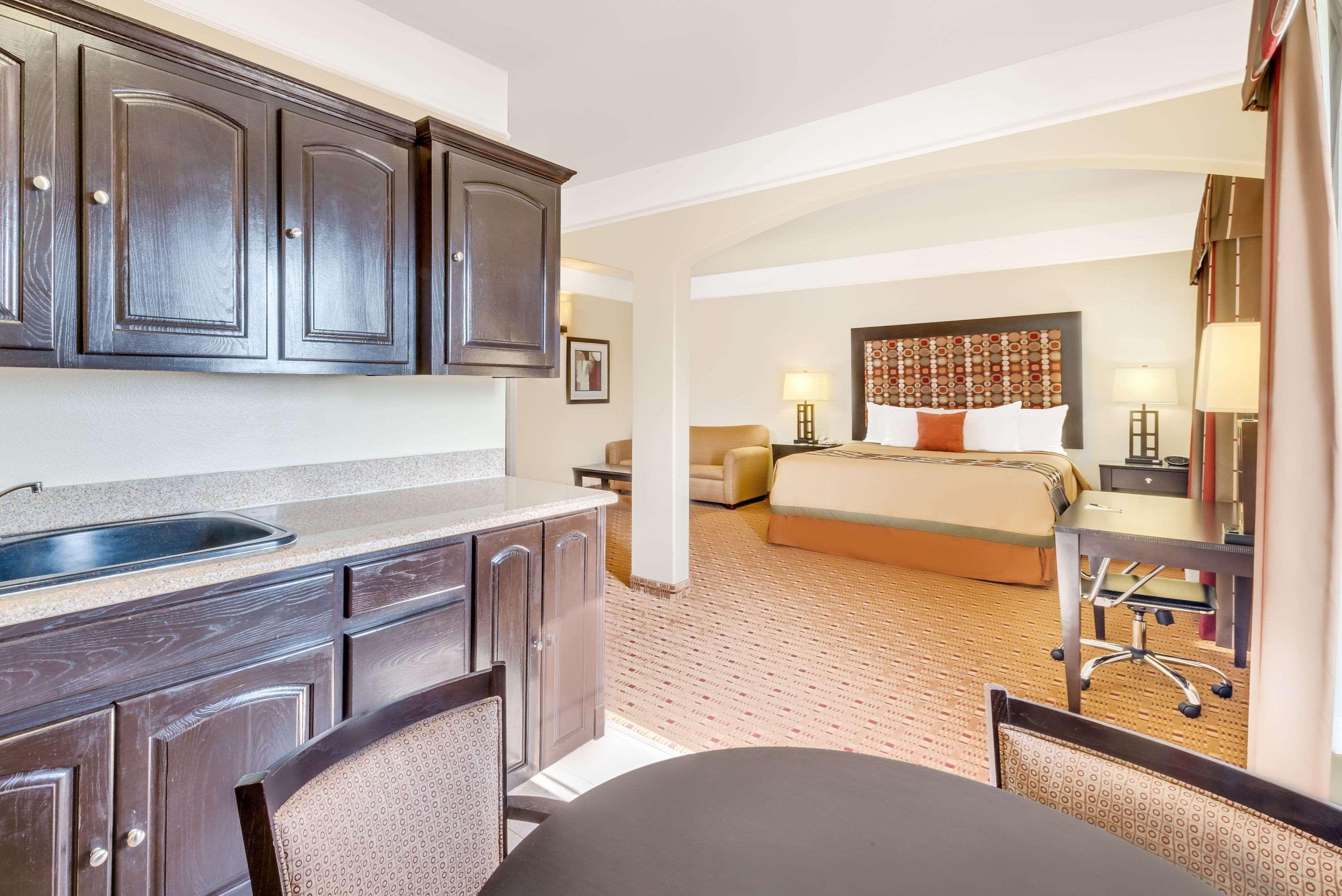 Super 8 By Wyndham Hidalgo At La Plaza Mall & Mcallen Airport Exterior photo