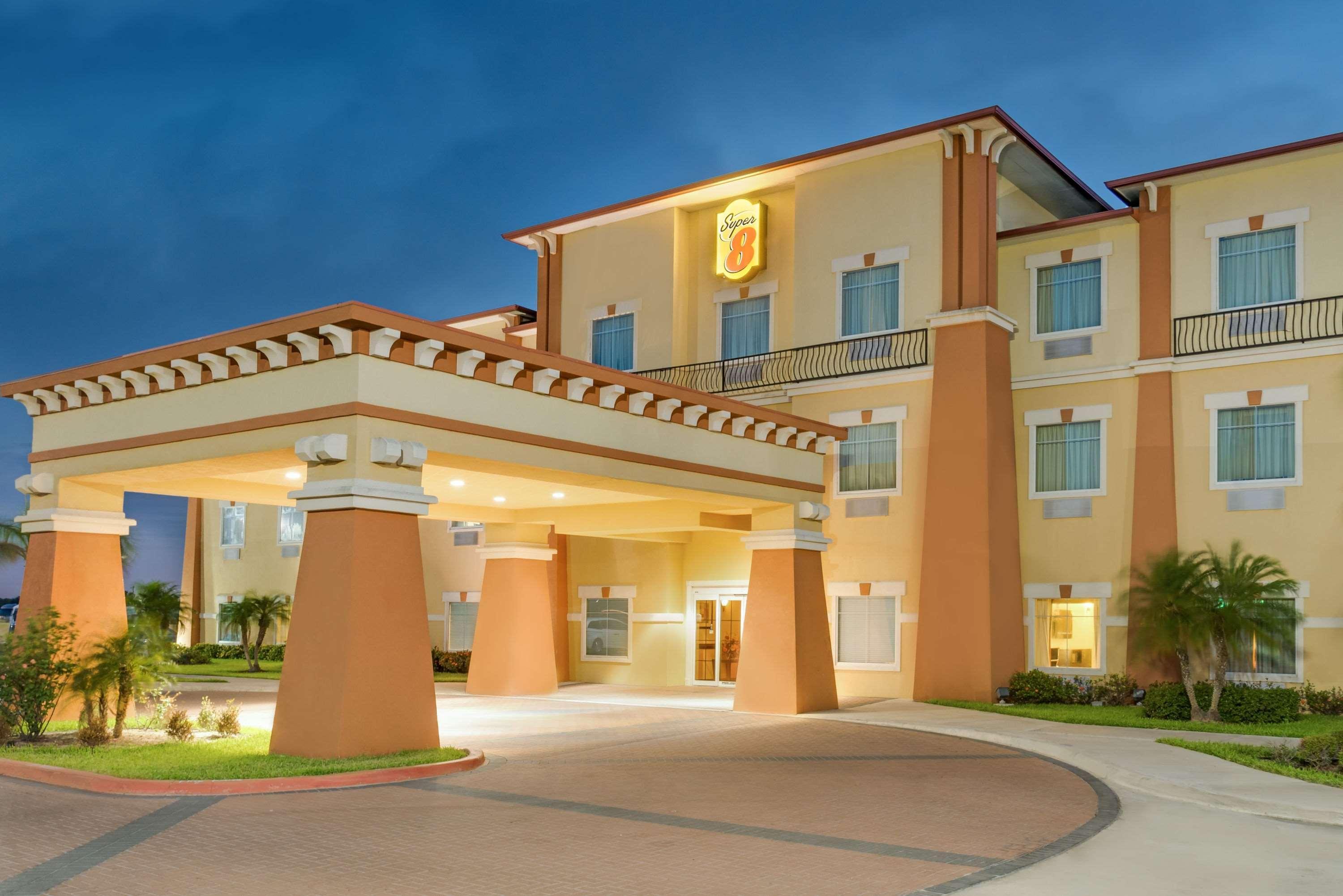 Super 8 By Wyndham Hidalgo At La Plaza Mall & Mcallen Airport Exterior photo