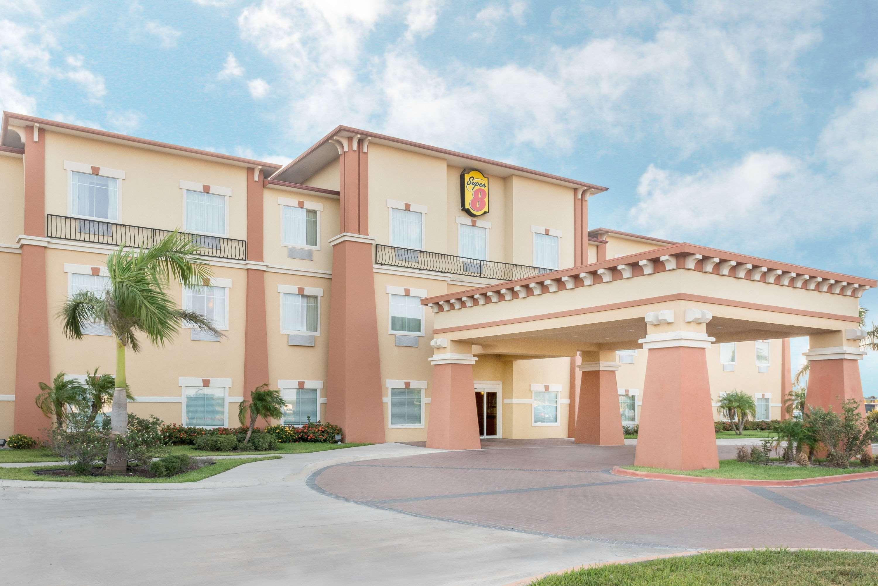 Super 8 By Wyndham Hidalgo At La Plaza Mall & Mcallen Airport Exterior photo