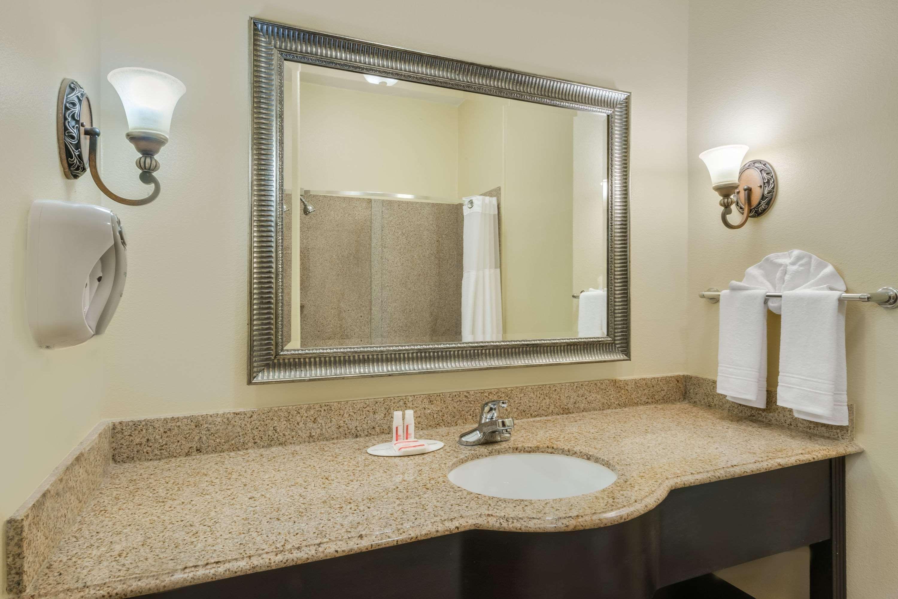 Super 8 By Wyndham Hidalgo At La Plaza Mall & Mcallen Airport Exterior photo