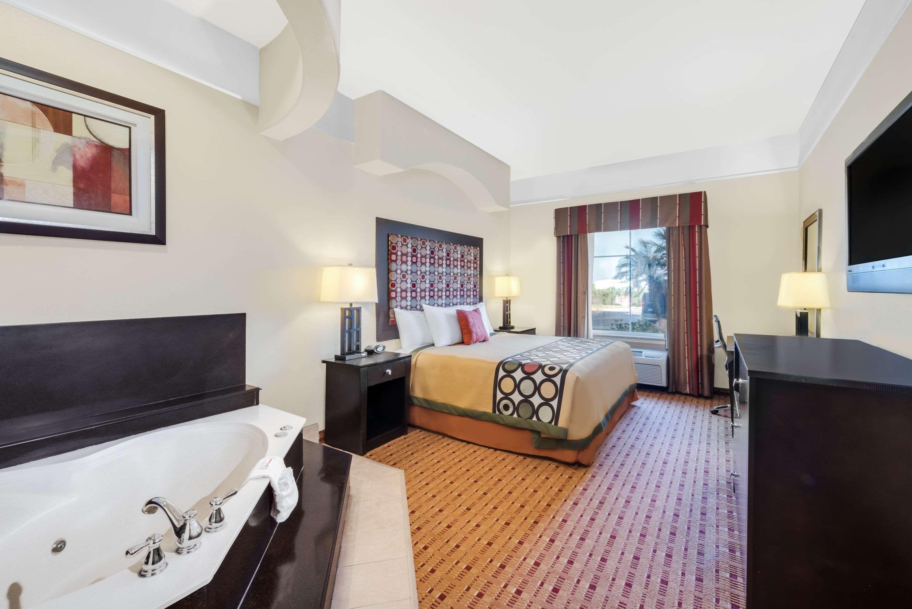 Super 8 By Wyndham Hidalgo At La Plaza Mall & Mcallen Airport Exterior photo