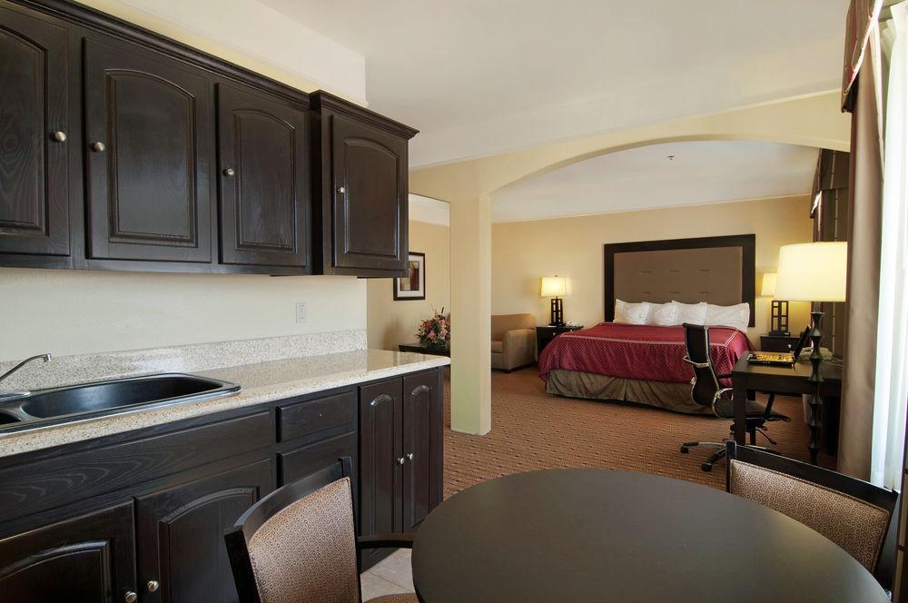 Super 8 By Wyndham Hidalgo At La Plaza Mall & Mcallen Airport Room photo