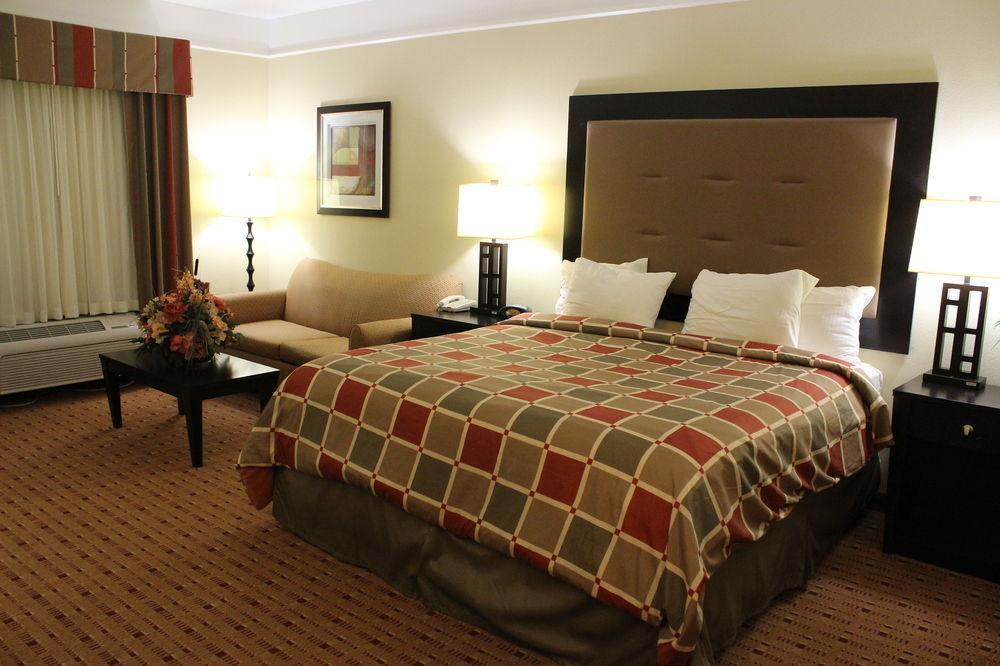 Super 8 By Wyndham Hidalgo At La Plaza Mall & Mcallen Airport Exterior photo
