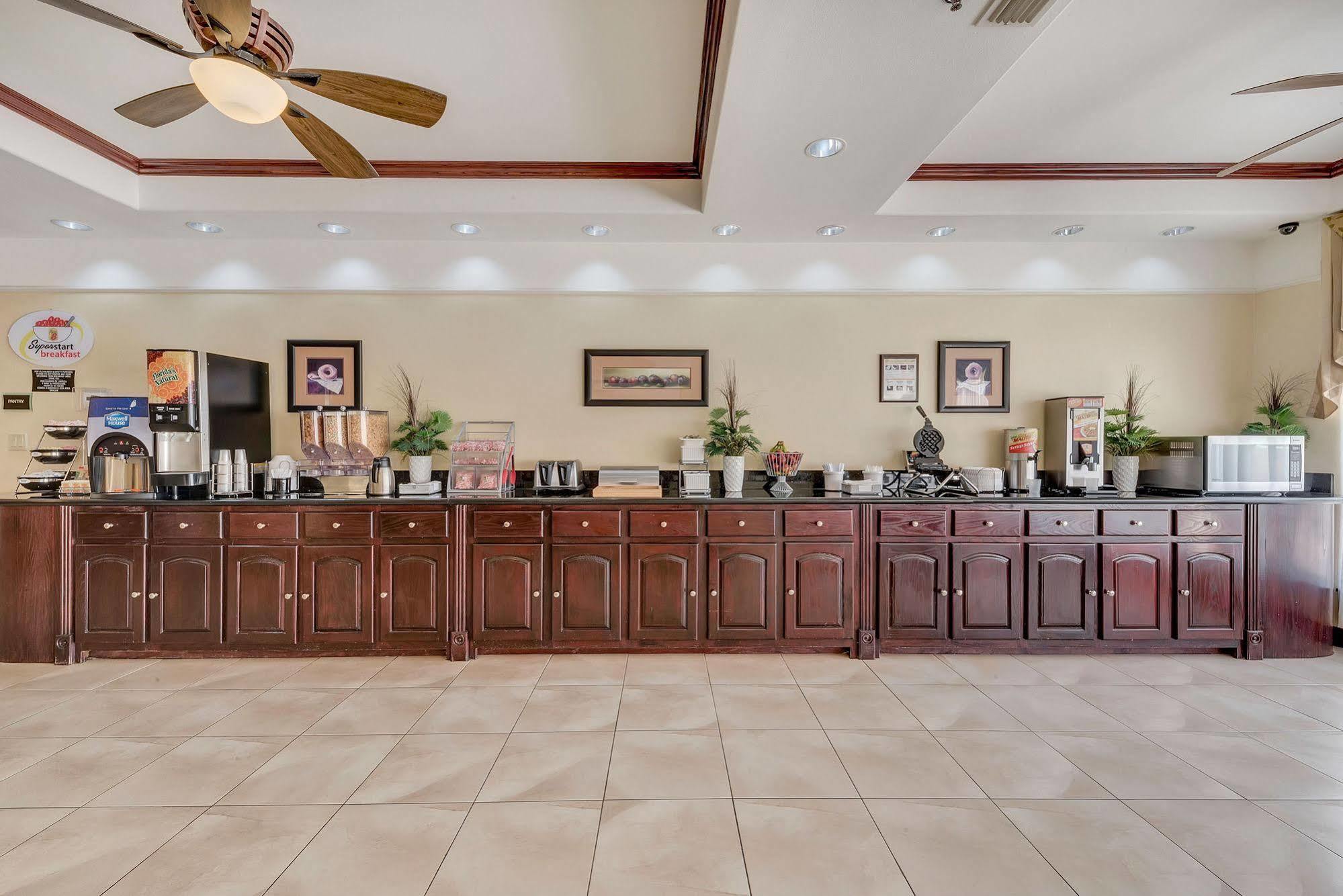 Super 8 By Wyndham Hidalgo At La Plaza Mall & Mcallen Airport Exterior photo