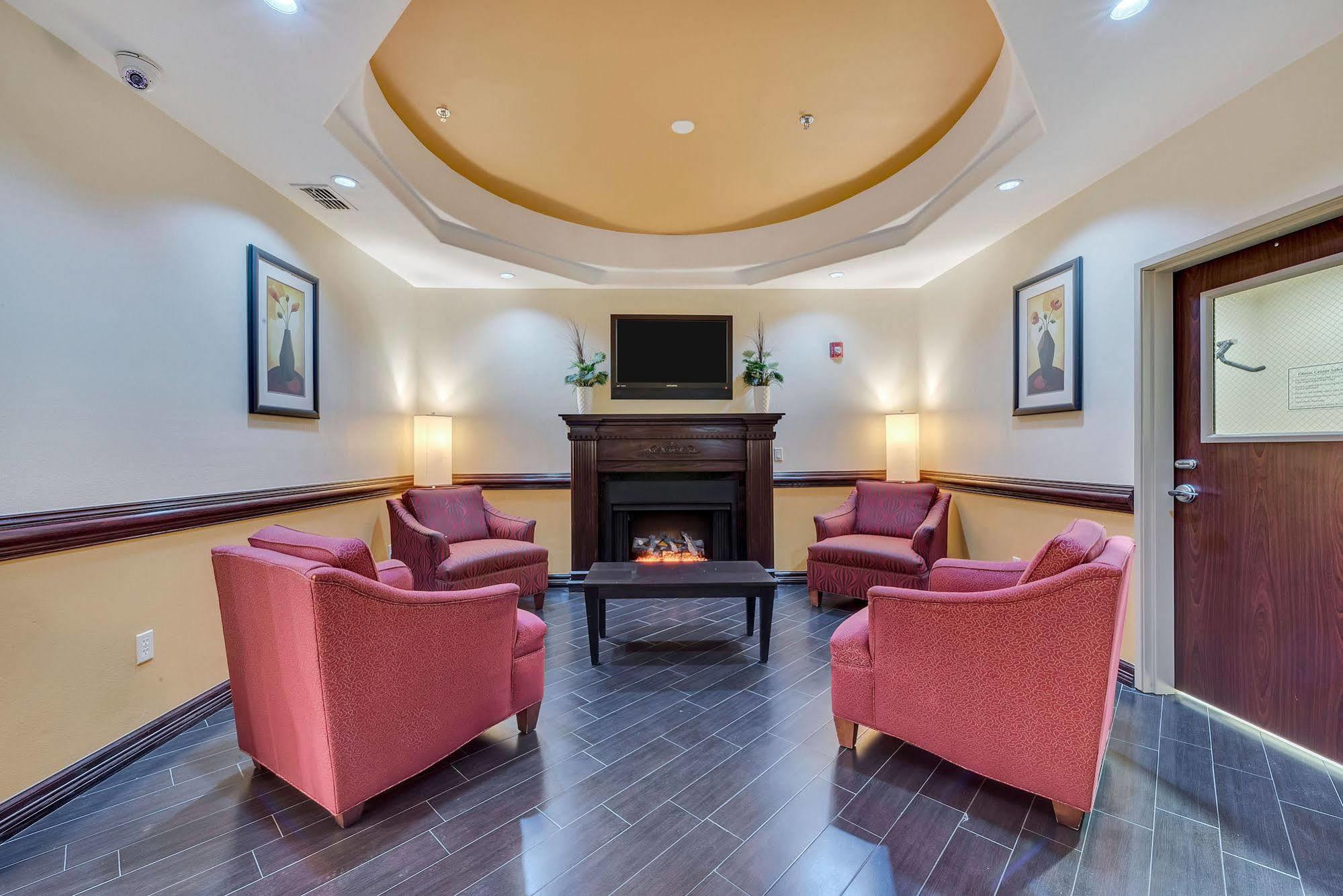 Super 8 By Wyndham Hidalgo At La Plaza Mall & Mcallen Airport Exterior photo