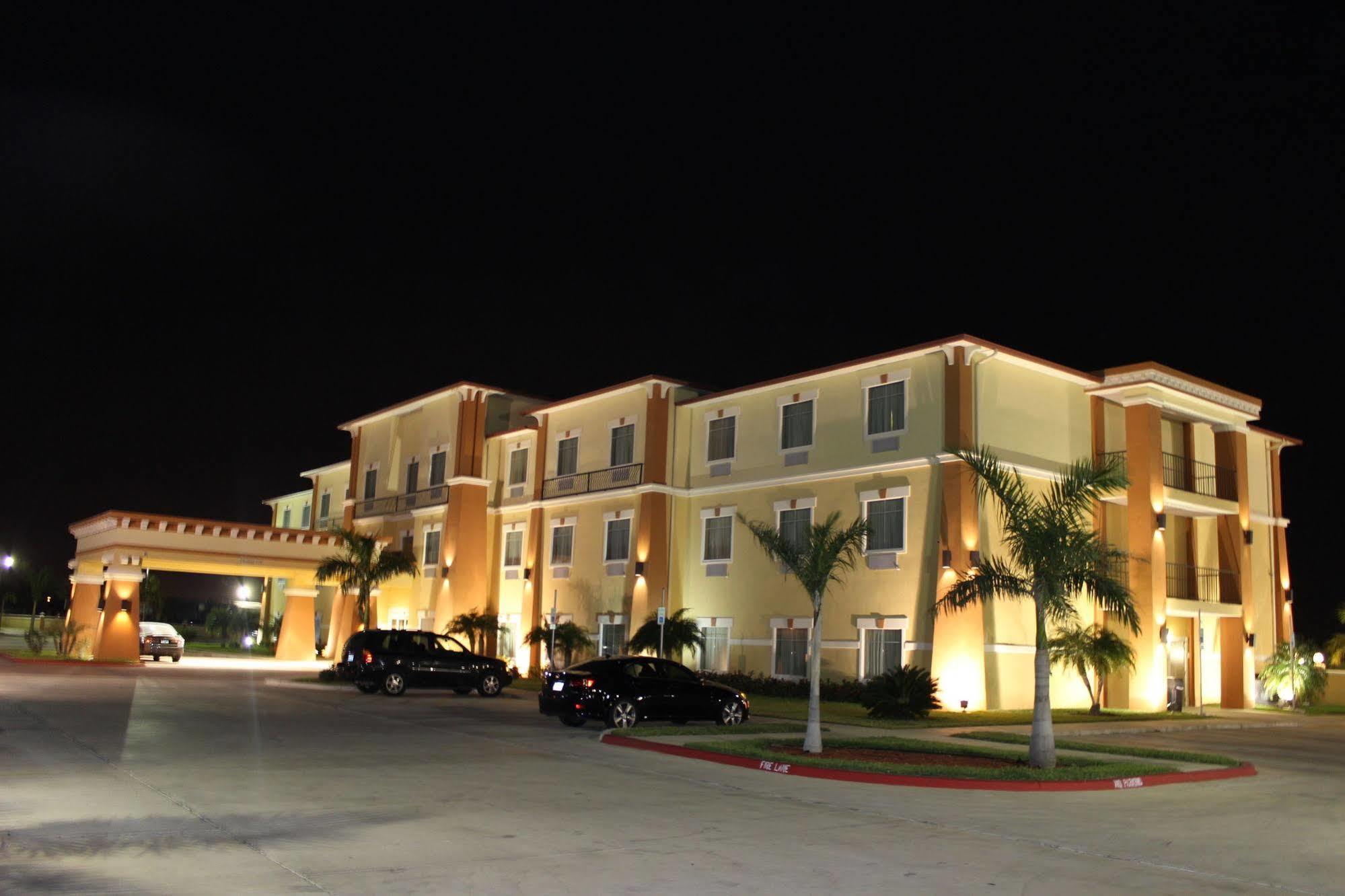 Super 8 By Wyndham Hidalgo At La Plaza Mall & Mcallen Airport Exterior photo