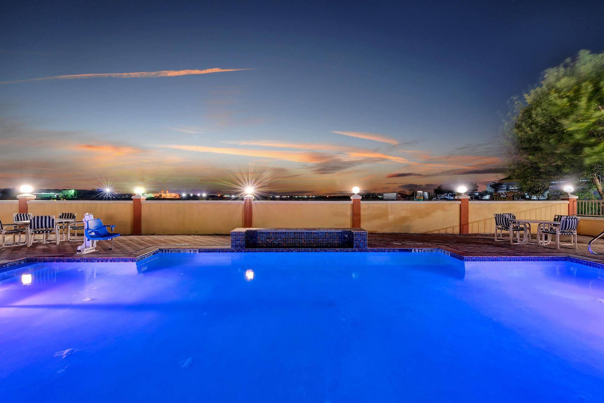 Super 8 By Wyndham Hidalgo At La Plaza Mall & Mcallen Airport Exterior photo