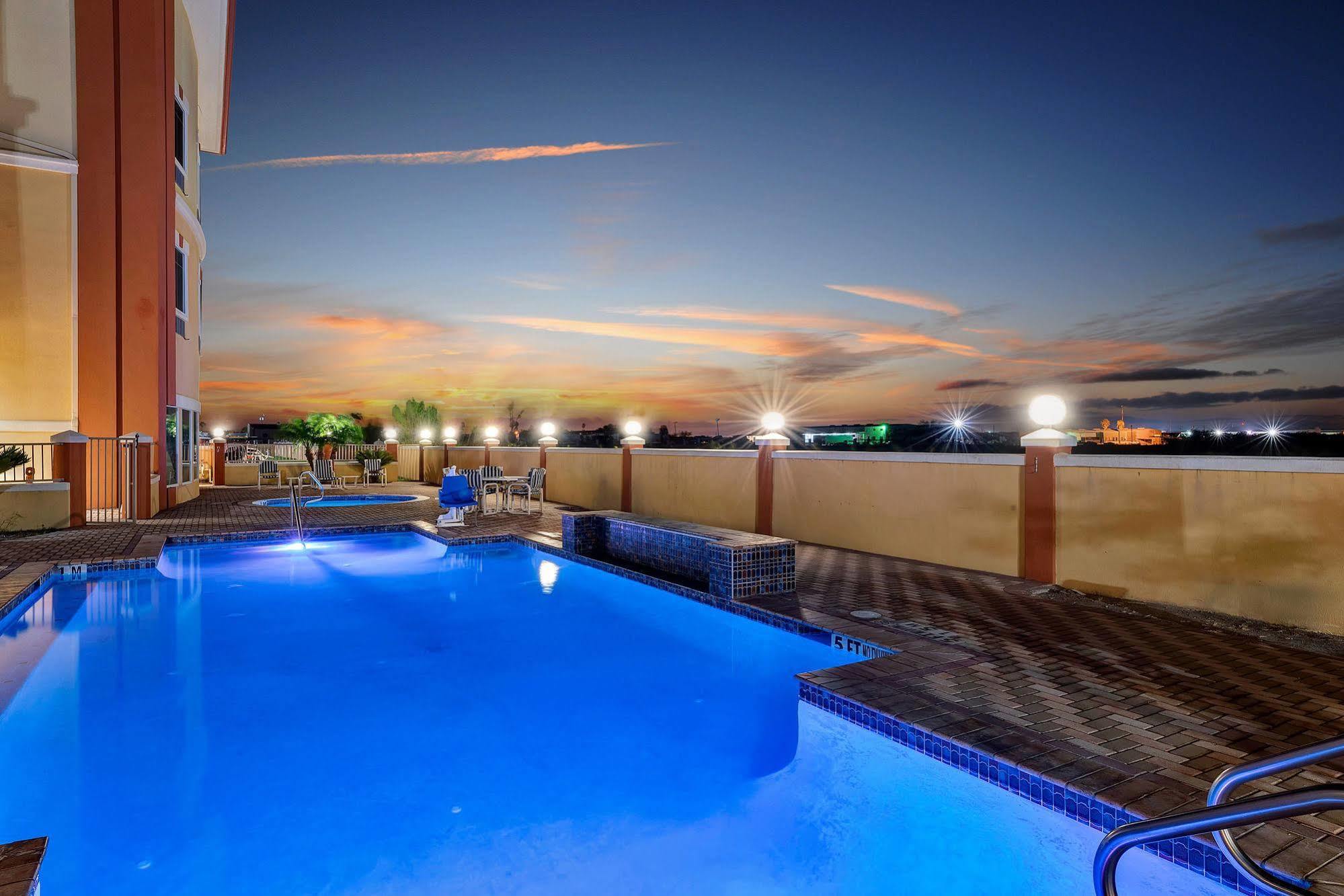Super 8 By Wyndham Hidalgo At La Plaza Mall & Mcallen Airport Exterior photo