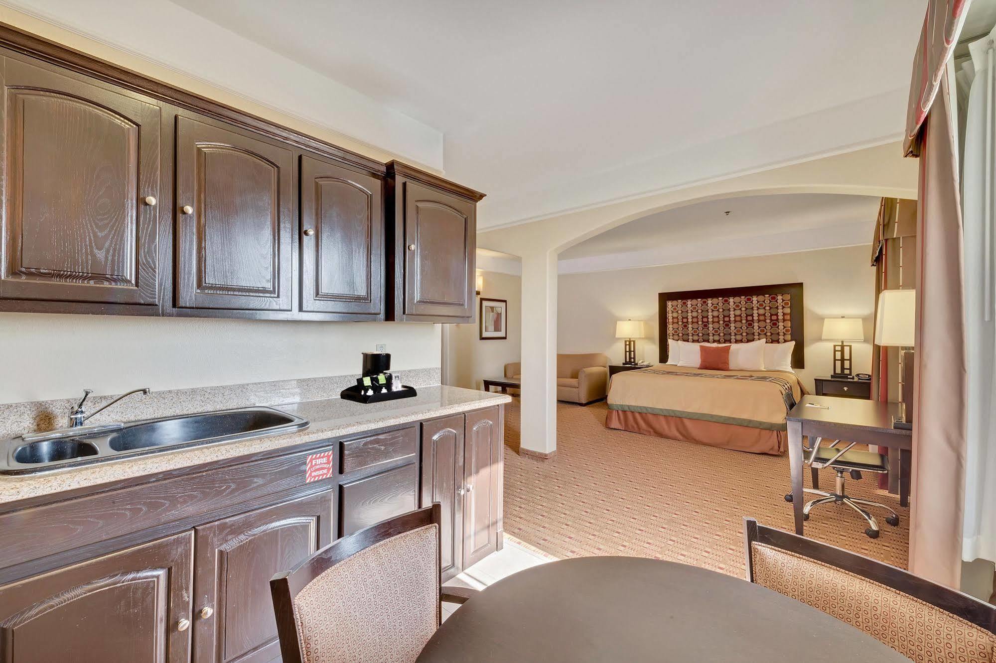 Super 8 By Wyndham Hidalgo At La Plaza Mall & Mcallen Airport Exterior photo